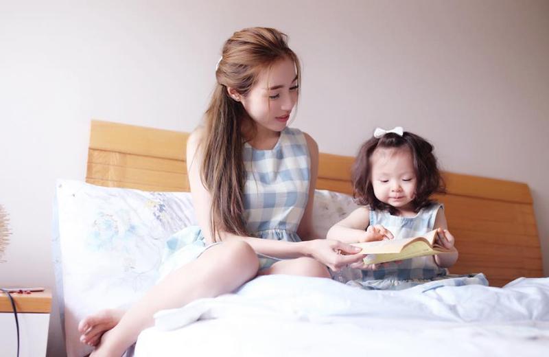 Tháng 10/2014, Elly Trần đăng ảnh cùng một bé gái lai tây cực đáng yêu và xác nhận đây là con gái đầu lòng của cô khiến nhiều người ngỡ ngàng.
