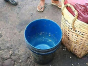 Tin tức - Đưa con nhỏ đi bán rau cùng rồi ngủ say, cặp vợ chồng ám ảnh cả đời khi thức dậy