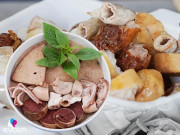 Bếp Eva - Treo biển cũ mờ cả chữ, quán lòng lợn của vợ chồng U70 vẫn tấp nập khách hơn 30 năm