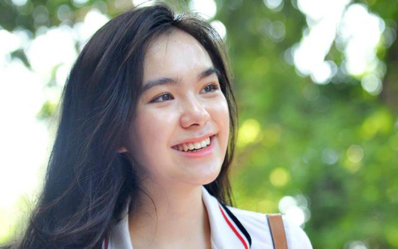 Chiều 26/6, mạng xã hội xuất hiện hình ảnh một nữ sinh nở nụ cười rạng rỡ sau khi kết thúc môn thi Tiếng Anh gây xôn xao. Được biết, hình ảnh được chụp tại cụm thi THPT Trần Phú (Hà Nội). 
