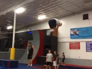 Clip Eva - “Tròn mắt” với khả năng bật nảy của ông cụ U70