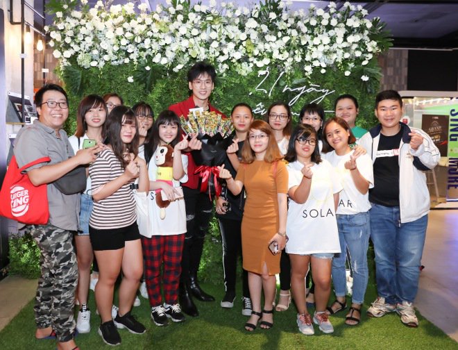 Trấn Thành, Hari Won tình tứ đến chúc mừng đàn em ra mắt phim ngôn tình - 2