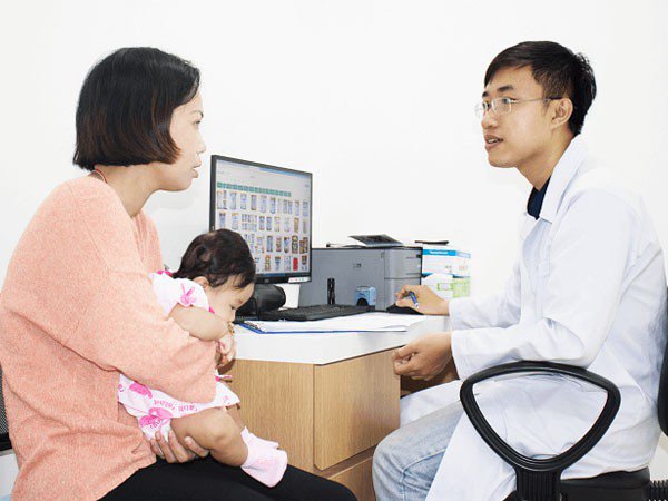 bac si khuyen cao dua be di vien ngay khi co nhung dau hieu nay - 3