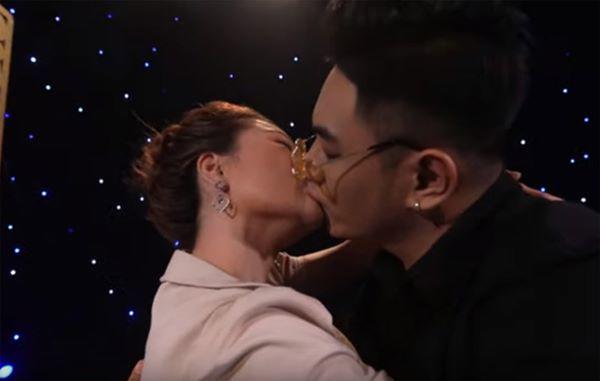 Cô gái hôn ngấu nghiến bạn trai trên truyền hình: “Anh ấy quá trẻ, tôi không kiềm chế được” - 3