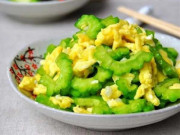 Bếp Eva - Khi xào mướp đắng, đừng cho thẳng vào chảo, thêm bước này món ăn vừa giòn lại bớt đắng