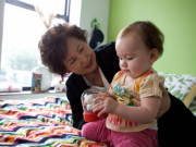 Làm mẹ - Mẹ chồng cho cháu ăn "quá kinh khủng", mẹ trẻ quyết nghỉ việc ở nhà tự nuôi