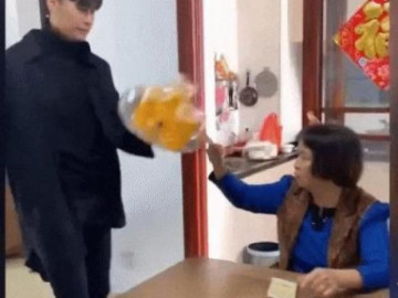 Bà mẹ khốn khổ với đứa con trai lầy lội