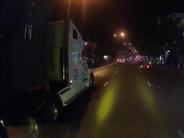 Mải trò chuyện, hai người phụ nữ suýt chết trước đầu xe tải