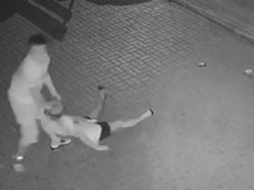 Đi chơi về khuya, cô gái bỗng bị người đàn ông lạ mặt lao ra đấm đá liên tục