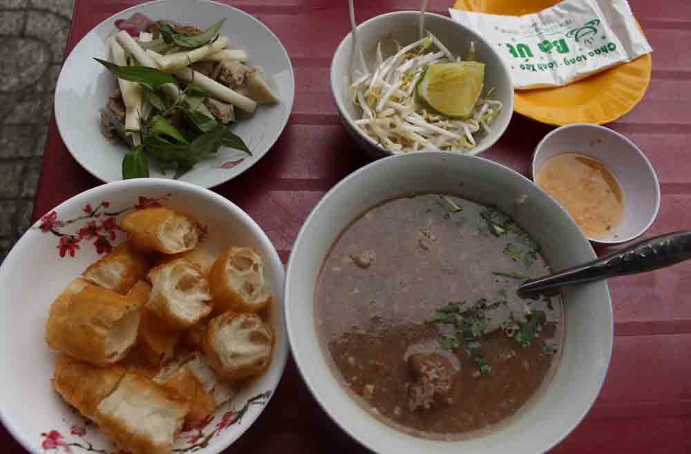 banh duc, pho le co tham nien lau doi, noi tieng o sai gon - 1