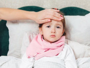 Làm mẹ - Trẻ đang chơi bỗng sốt cao bất ngờ thế này cần đưa đi viện ngay kẻo hối không kịp
