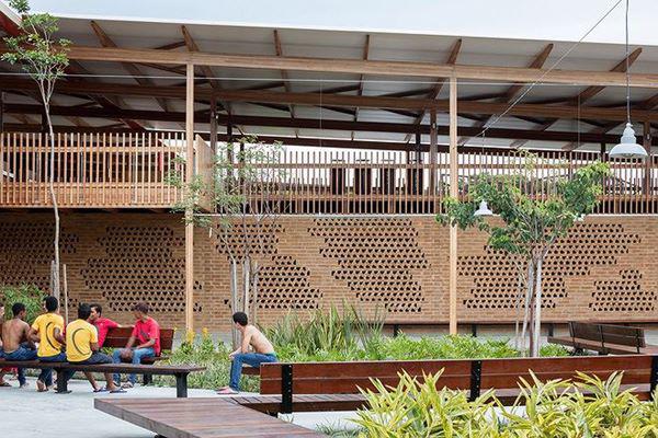 Ngôi trường giữa rừng bằng gỗ và gạch bùn cho học sinh nghèo cực chất - 11