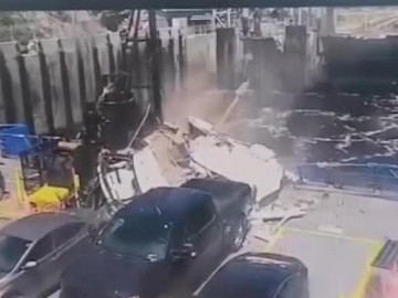 Ô tô mất lái, bay hàng chục mét từ đường xuống phà như phim hành động