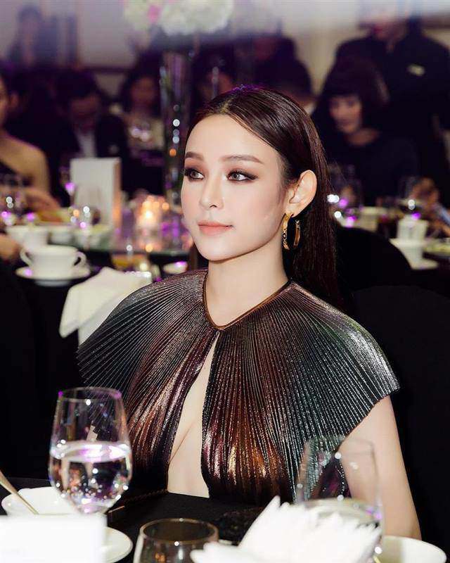 2 mỹ nhân đình đám để lộ ngực chảy xệ sau vạt áo, lời đáp trả mới amp;#34;đanh thépamp;#34; - 4