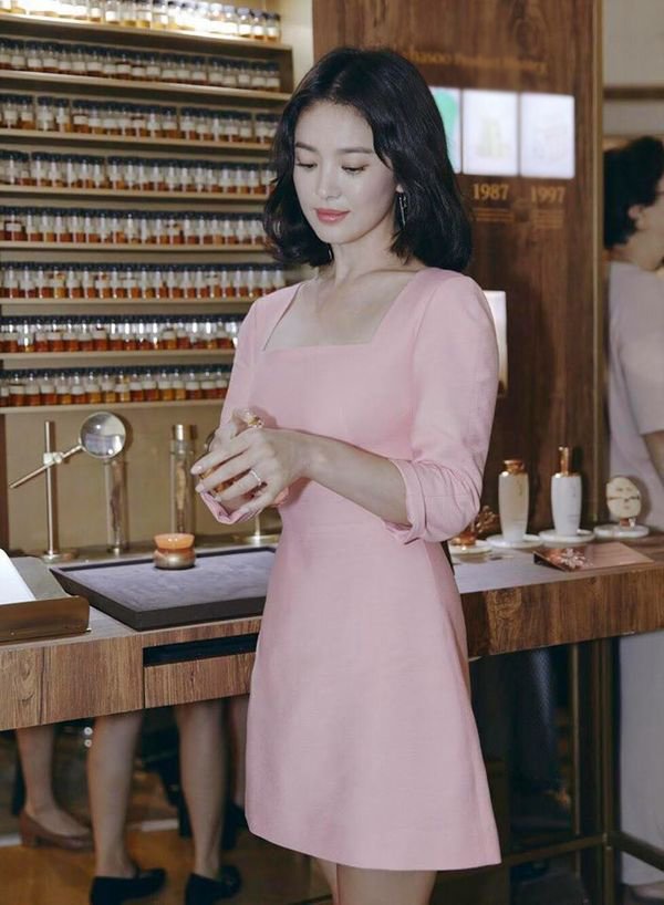 dien vay ngan toi gian voi dep le, song hye kyo van toat len than thai ngoi ngoi - 12