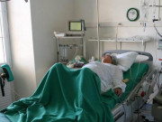 Bà bầu - Mẹ bầu 43 tuần mãi chưa đẻ, vừa mổ ra bác sĩ nhăn mặt vì mùi khó chịu