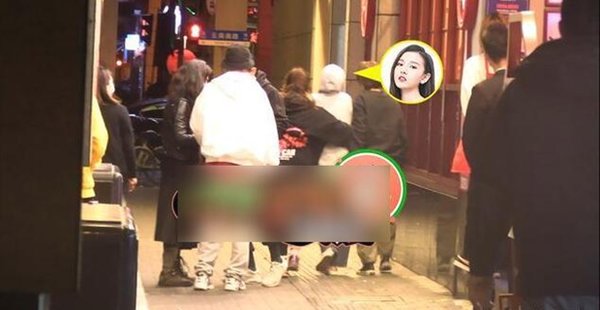 Na Tra đáng yêu nhất màn ảnh: Say rượu đi không vững, giơ chân đá người qua đường - 1