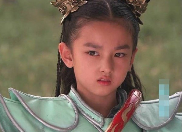 Na Tra đáng yêu nhất màn ảnh: Say rượu đi không vững, giơ chân đá người qua đường - 9