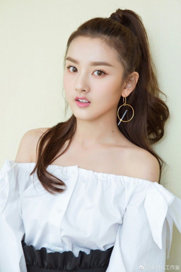 Na Tra đáng yêu nhất màn ảnh: Say rượu đi không vững, giơ chân đá người qua đường - 5