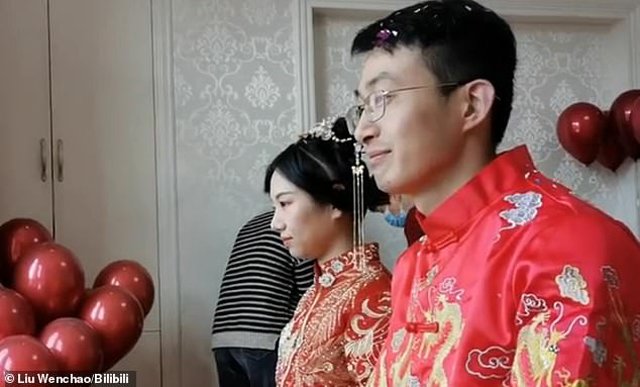 Tổ chức đám cưới bằng livestream vì dịch COVID-19, cô dâu chú rể nhận hơn 3 triệu lượt xem - 2