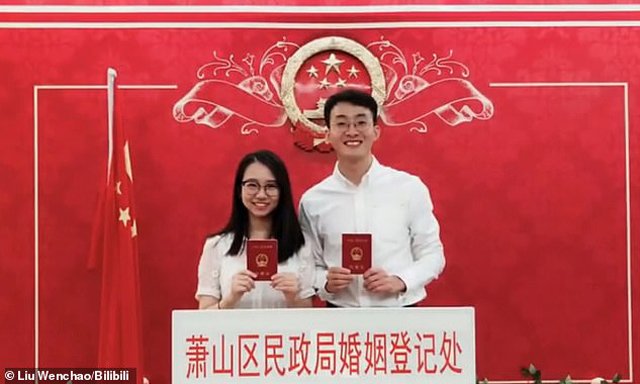 Tổ chức đám cưới bằng livestream vì dịch COVID-19, cô dâu chú rể nhận hơn 3 triệu lượt xem - 1