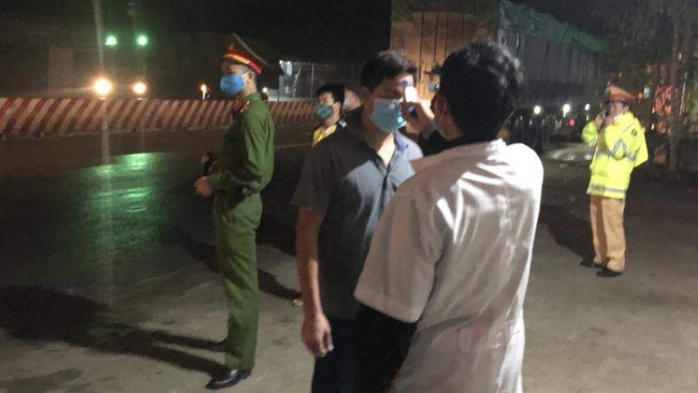 Hà Nội lập 30 chốt giám sát, đo thân nhiệt từng người ra vào cửa ngõ Thủ đô - 1