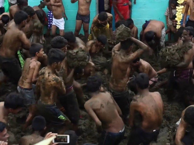 Bị ném phân bò đầy người vẫn vui vẻ amp;#34;quẩyamp;#34; hết mình trong lễ hội độc đáo - 1