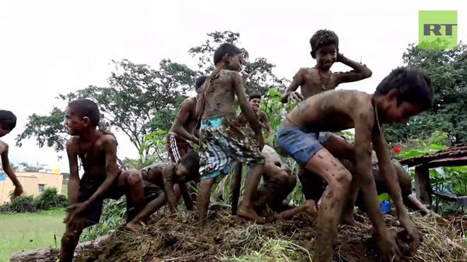 Bị ném phân bò đầy người vẫn vui vẻ amp;#34;quẩyamp;#34; hết mình trong lễ hội độc đáo - 2