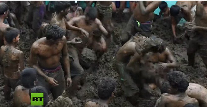 Bị ném phân bò đầy người vẫn vui vẻ amp;#34;quẩyamp;#34; hết mình trong lễ hội độc đáo - 3