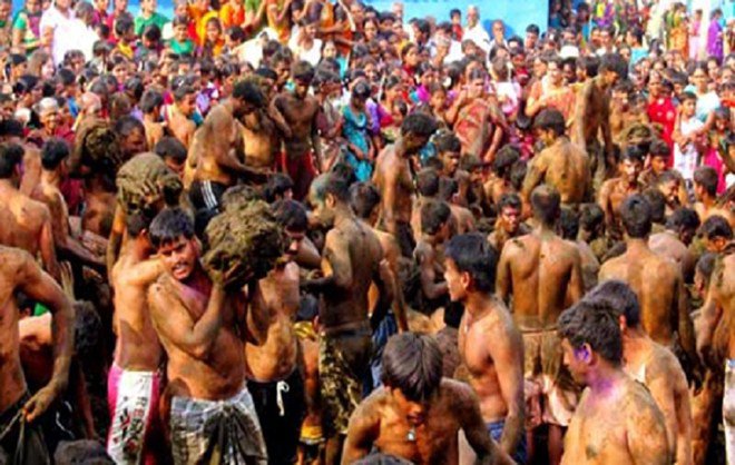 Bị ném phân bò đầy người vẫn vui vẻ amp;#34;quẩyamp;#34; hết mình trong lễ hội độc đáo - 4