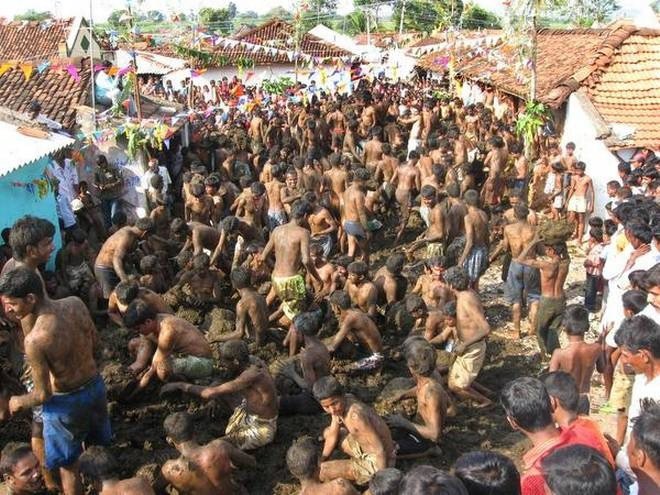 Bị ném phân bò đầy người vẫn vui vẻ amp;#34;quẩyamp;#34; hết mình trong lễ hội độc đáo - 6