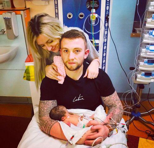 Con vừa chào đời 2 tay tím đen, nghe bác sĩ nói nguyên nhân bố mẹ không tin nổi - 1