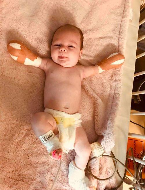 Con vừa chào đời 2 tay tím đen, nghe bác sĩ nói nguyên nhân bố mẹ không tin nổi - 4