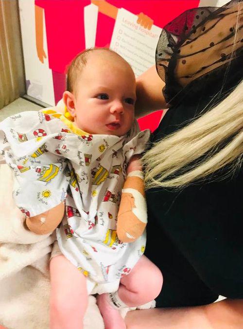 Con vừa chào đời 2 tay tím đen, nghe bác sĩ nói nguyên nhân bố mẹ không tin nổi - 5