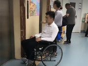 Bà bầu - Đi đẻ cùng vợ, chồng không đứng nổi khi chứng kiến cảnh tượng trong phòng sinh