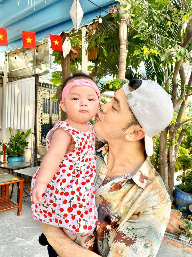 Sao Việt 24h: Ngắm con gái bụ bẫm của Ưng Hoàng Phúc, biểu cảm đáng yêu amp;#34;đốn timamp;#34; - 1