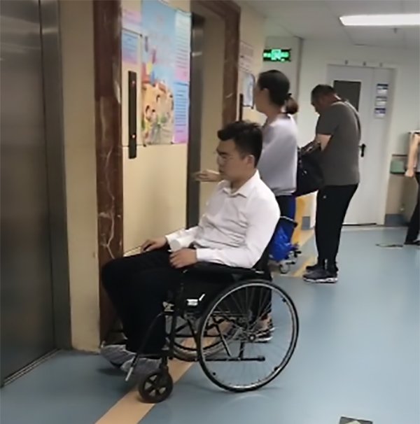 Đi đẻ cùng vợ, chồng không đứng nổi khi chứng kiến cảnh tượng trong phòng sinh - 1