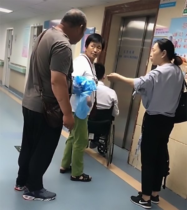 Đi đẻ cùng vợ, chồng không đứng nổi khi chứng kiến cảnh tượng trong phòng sinh - 2