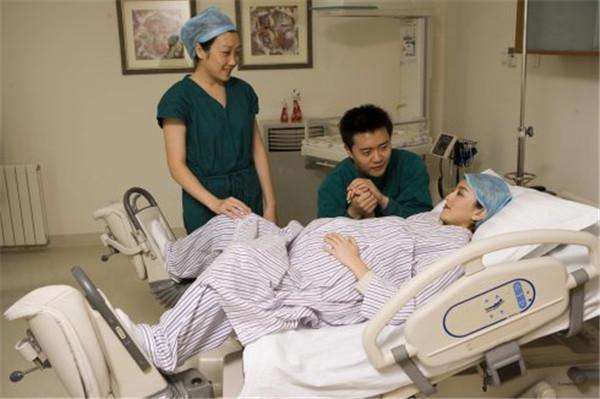 Đi đẻ cùng vợ, chồng không đứng nổi khi chứng kiến cảnh tượng trong phòng sinh - 3