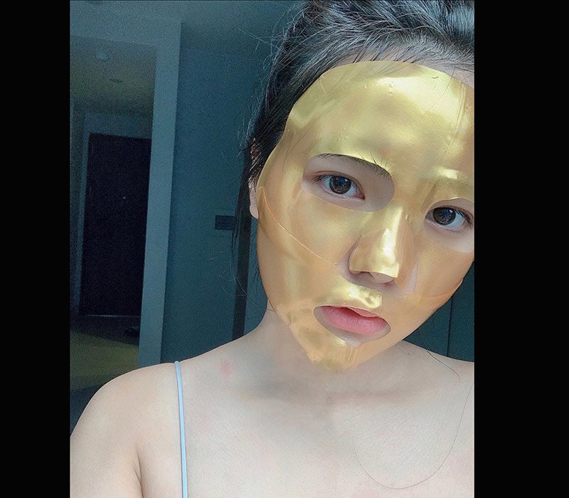 Thiên Trang chăm chỉ dưỡng da và chăm sóc nhan sắc bằng cách đắp mặt nạ vàng, cung cấp dưỡng chất cho da trong những ngày ở nhà chống dịch.
