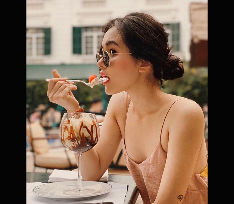 Khoảnh khắc ăn kem xinh đẹp như mơ của cô nàng này lại khiến nhiều cư dân mạng thích thú, và gọi cô với nickname đáng yêu hot girl ăn kem.
