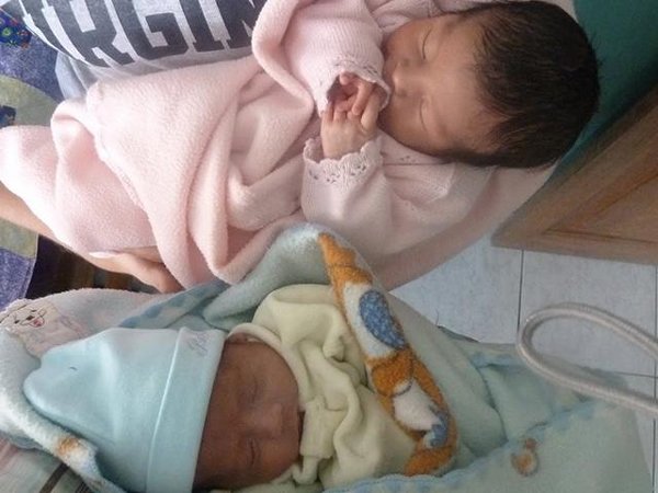 Con sinh đôi càng lớn càng khác nhau, bố lén đi xét nghiệm thì phát hiện sự thật bàng hoàng - 1