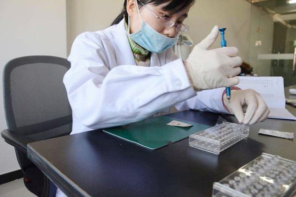 Con sinh đôi càng lớn càng khác nhau, bố lén đi xét nghiệm thì phát hiện sự thật bàng hoàng - 2