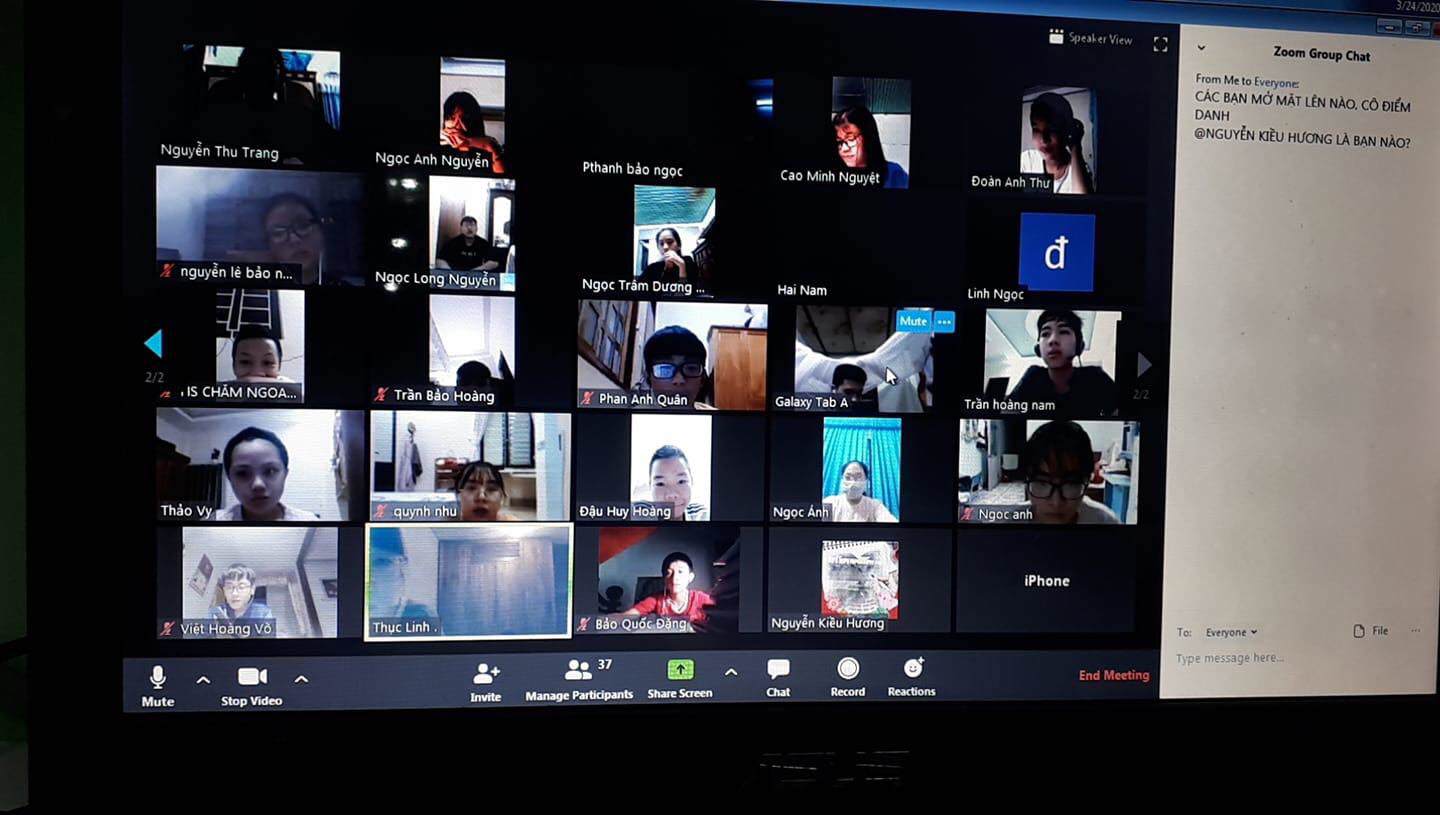 Học online thời COVID-19: Nghiêm túc giơ tay phát biểu, vẫn mặc đồng phục thắt khăn đỏ - 9