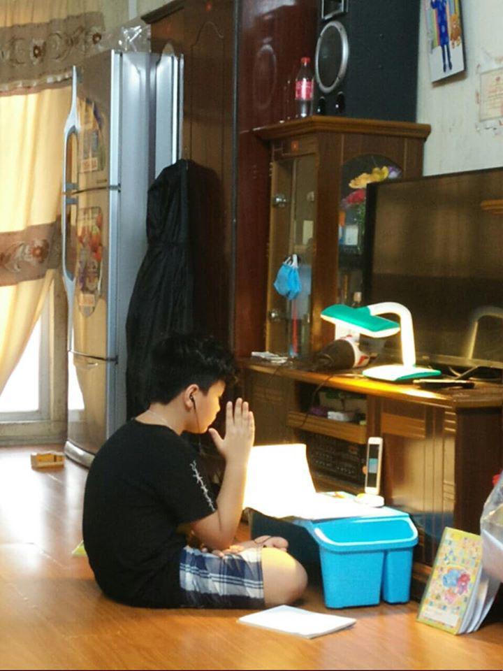 Học online thời COVID-19: Nghiêm túc giơ tay phát biểu, vẫn mặc đồng phục thắt khăn đỏ - 2