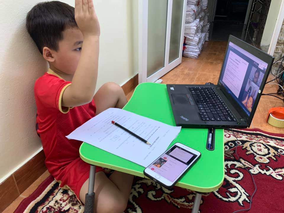 Học online thời COVID-19: Nghiêm túc giơ tay phát biểu, vẫn mặc đồng phục thắt khăn đỏ - 1