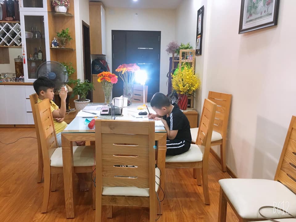 Học online thời COVID-19: Nghiêm túc giơ tay phát biểu, vẫn mặc đồng phục thắt khăn đỏ - 3