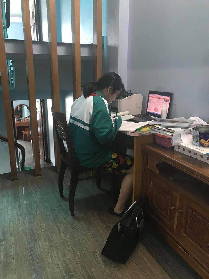 Học online thời COVID-19: Nghiêm túc giơ tay phát biểu, vẫn mặc đồng phục thắt khăn đỏ - 6