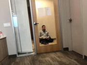 Tin tức - Vợ sảy thai trong lúc đang cách ly, chồng nức nở khóc sau cửa kính vì không thể đến ôm