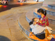 Tin tức - Xót xa hình ảnh người mẹ ngồi vỉa hè bế con ngủ trên tay giữa mùa dịch COVID-19